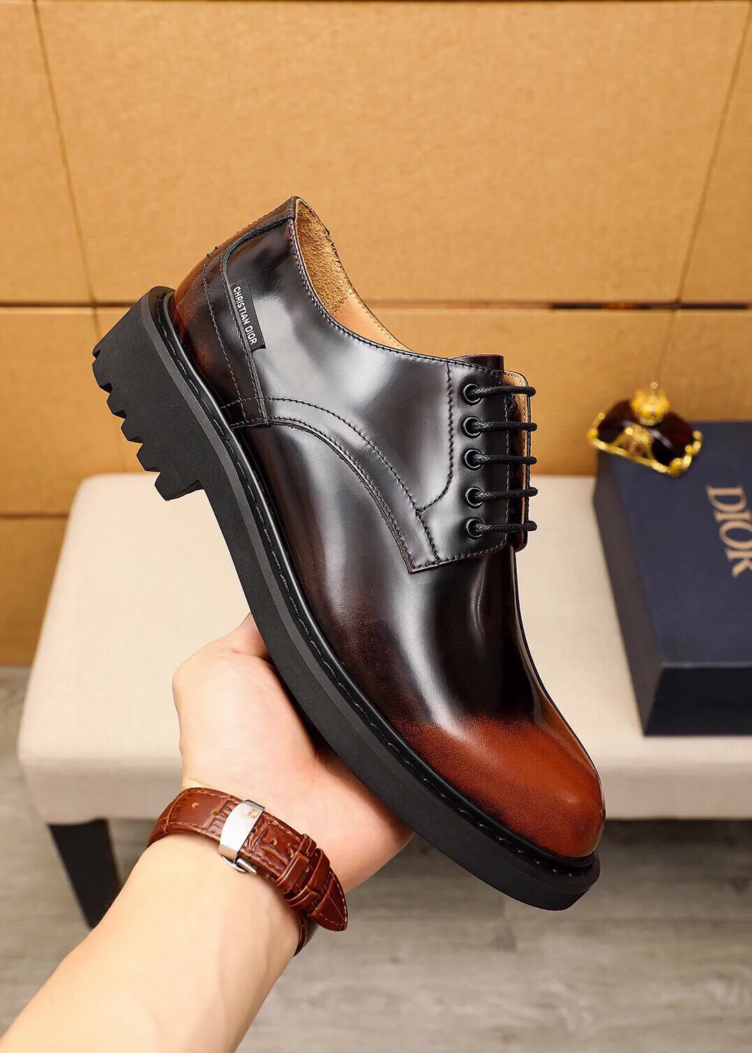 Men's shoes 💰580💐 Product trademark: Dior "Dior" business leather shoes Regular size: 39-44 (38.45🉑️customized) Product materials: Selected Italian imported first-layer open-edge beaded cowhide upper, imported water-dyed 🐂 cowhide lining. Strong three-dimensional visual effect, original outsole Color: 3 colors optional